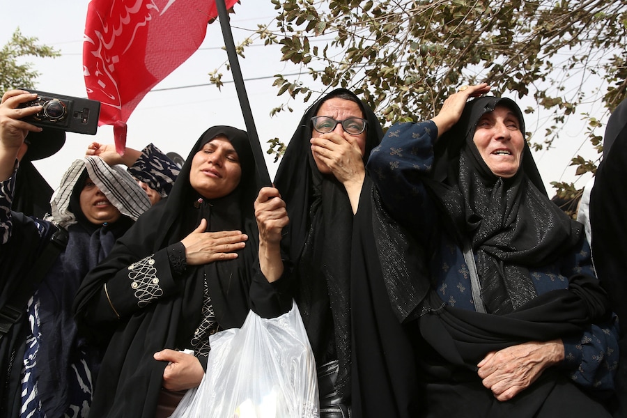 La gente partecipa al corteo funebre in memoria del defunto leader supremo iraniano, l’ayatollah Ali Khamenei, ucciso il 28 febbraio in seguito a attacchi aerei israeliani e statunitensi, a Qom, in Iran, il 7 luglio 2026. Azam Dadashi/ISNA/via WANA (West Asia News Agency) via REUTERS (via REUTERS)