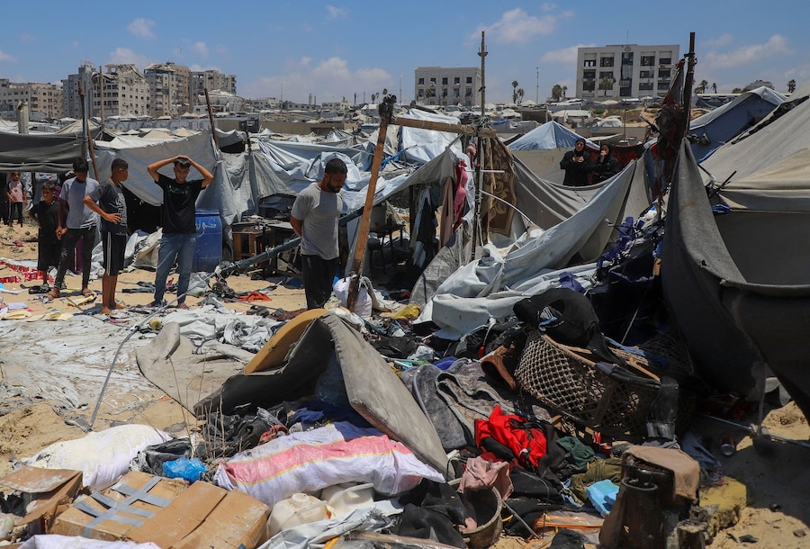 I palestinesi ispezionano il luogo in cui un attacco israeliano ha colpito una tenda in un campo che ospita sfollati, nella città di Gaza, il 7 luglio 2026. REUTERS/Ebrahim Hajjaj (REUTERS)