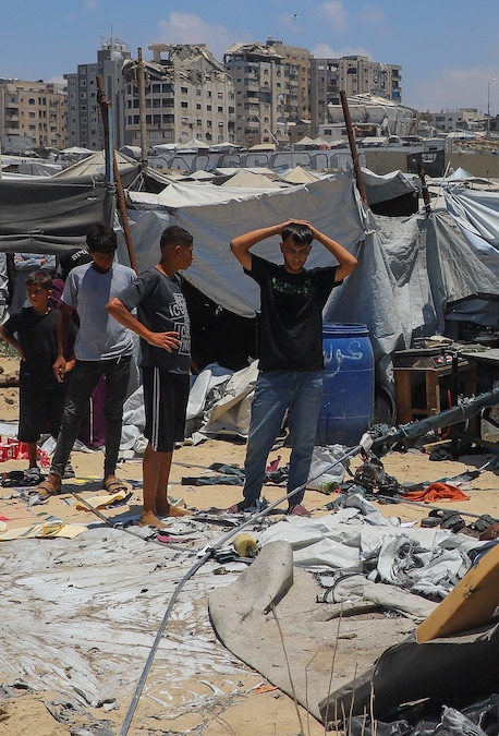 I palestinesi ispezionano il luogo in cui un attacco israeliano ha colpito una tenda in un campo che ospitava sfollati, nella città di Gaza, il 7 luglio 2026. REUTERS/Ebrahim Hajjaj (REUTERS)