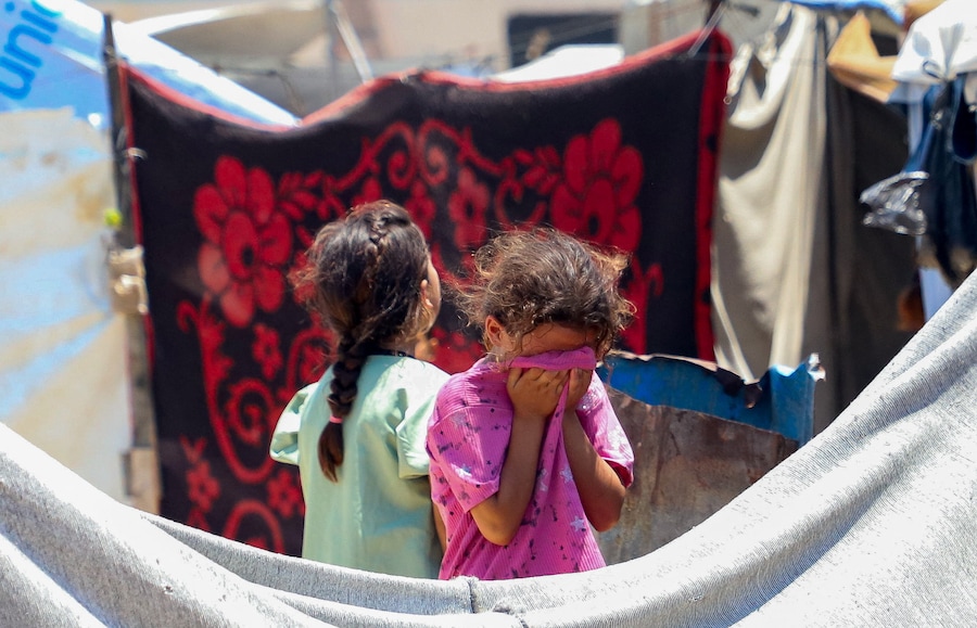Un bambino reagisce mentre alcuni palestinesi ispezionano il luogo in cui un attacco israeliano ha colpito una tenda in un campo che ospita sfollati, nella città di Gaza, il 7 luglio 2026. REUTERS/Ebrahim Hajjaj (REUTERS)