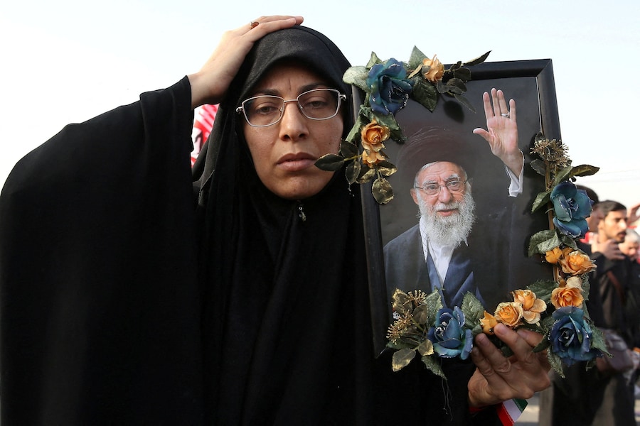 La gente partecipa al corteo funebre in memoria del defunto leader supremo iraniano, l’ayatollah Ali Khamenei, ucciso il 28 febbraio in seguito a attacchi aerei israeliani e statunitensi, a Qom, in Iran, il 7 luglio 2026. Azam Dadashi/ISNA/via WANA (West Asia News Agency) via REUTERS (via REUTERS)