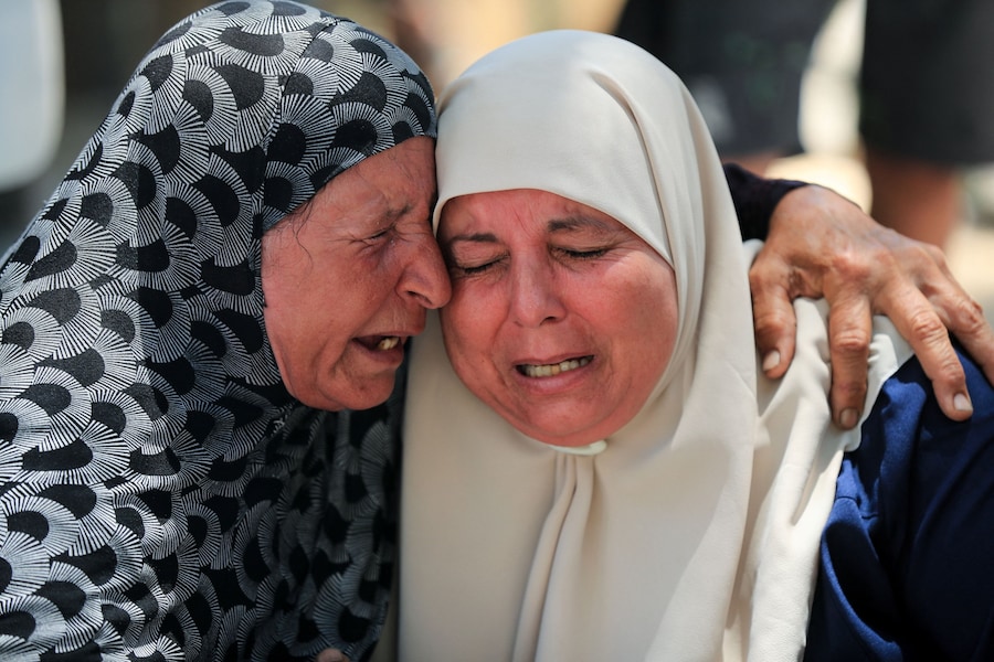 I partecipanti al funerale del palestinese Imran Abu Jarad, ucciso in un attacco israeliano contro una tenda in un campo che ospitava sfollati, all’ospedale Al Shifa di Gaza City, il 7 luglio 2026. REUTERS/Dawoud Abu Alkas (REUTERS)