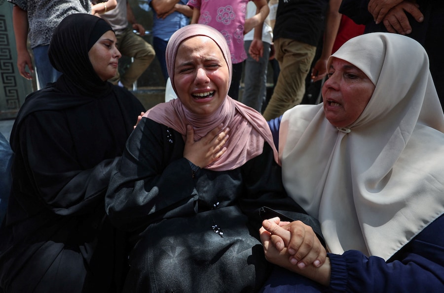 I partecipanti al funerale del palestinese Imran Abu Jarad, ucciso in un attacco israeliano contro una tenda in un campo che ospitava sfollati, all’ospedale Al Shifa di Gaza City, il 7 luglio 2026. REUTERS/Dawoud Abu Alkas (REUTERS)