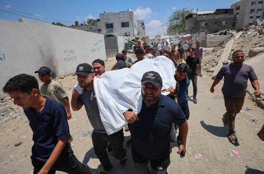 I partecipanti al funerale trasportano la salma del palestinese Imran Abu Jarad, ucciso in un attacco israeliano contro una tenda in un campo che ospitava sfollati, durante la cerimonia funebre, fuori dall’ospedale Al Shifa nella città di Gaza, il 7 luglio 2026. REUTERS/Dawoud Abu Alkas (REUTERS)