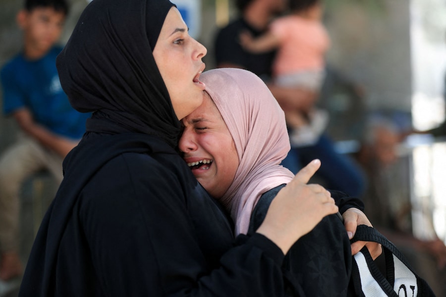 I partecipanti al funerale del palestinese Imran Abu Jarad, ucciso in un attacco israeliano contro una tenda in un campo che ospitava sfollati, all’ospedale Al Shifa di Gaza City, il 7 luglio 2026. REUTERS/Dawoud Abu Alkas (REUTERS)