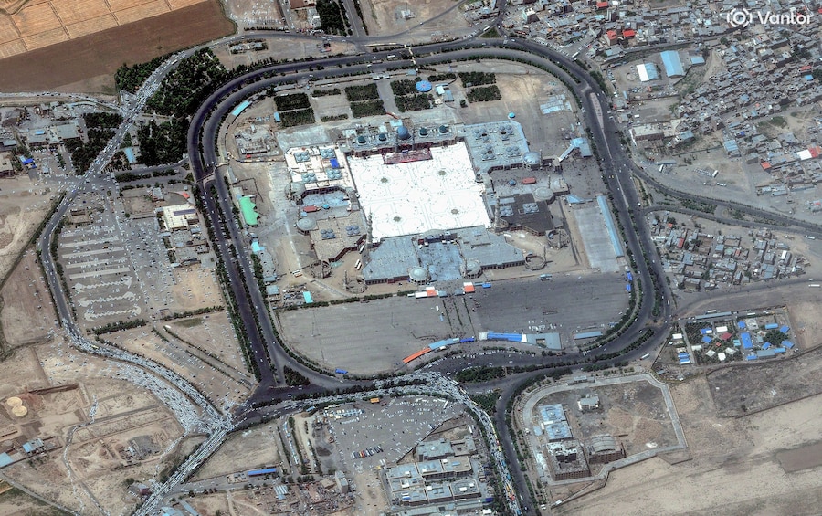 Un'immagine satellitare mostra la moschea di Jamkaran il giorno del corteo funebre in memoria del defunto leader supremo iraniano, l'ayatollah Ali Khamenei, ucciso il 28 febbraio durante i raid aerei israeliani e statunitensi, a Qom, in Iran, il 7 luglio 2026. Vantor/Foto fornita da REUTERS (via REUTERS)