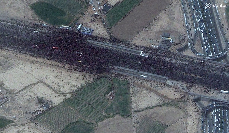 Un'immagine satellitare mostra una grande folla di persone in lutto che si dirige verso la moschea di Jamkaran, nel giorno del corteo funebre per il defunto leader supremo iraniano, l'ayatollah Ali Khamenei, ucciso il 28 febbraio durante i raid aerei israeliani e statunitensi, a Qom, in Iran, 7 luglio 2026. Vantor/Handout via REUTERS (via REUTERS)