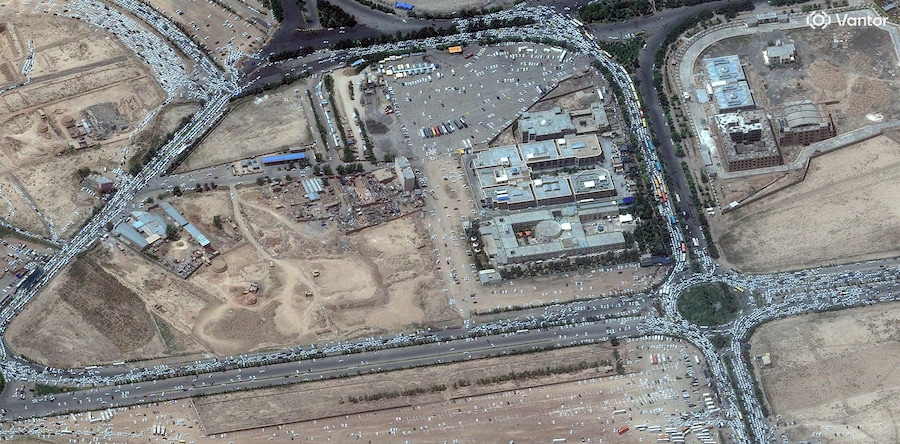 Un'immagine satellitare mostra la moschea di Jamkaran il giorno del corteo funebre in onore del defunto leader supremo iraniano, l'ayatollah Ali Khamenei, ucciso il 28 febbraio durante i raid aerei israeliani e statunitensi, a Qom, in Iran, il 7 luglio 2026. Vantor/Foto fornita da REUTERS (via REUTERS)