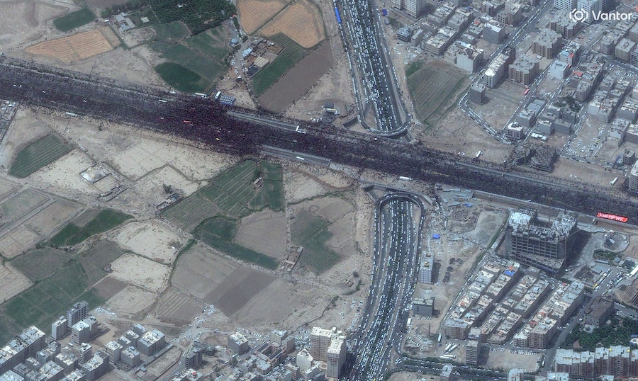 Un'immagine satellitare mostra una grande folla di persone in lutto che si dirige verso la moschea di Jamkaran, nel giorno del corteo funebre in onore del defunto leader supremo iraniano, l'ayatollah Ali Khamenei, ucciso il 28 febbraio durante i raid aerei israeliani e statunitensi, a Qom, in Iran, 7 luglio 2026. Vantor/Foto fornita da REUTERS (via REUTERS)