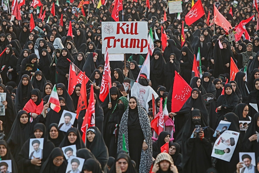 Una foto diffusa dall’ufficio della Guida Suprema iraniana mostra alcuni iraniani che partecipano alla cerimonia funebre del defunto Ayatollah Ali Khamenei, Guida Suprema dell’Iran, nella città di Qom, in Iran, il 7 luglio 2026. L’Iran si appresta a celebrare un funerale di Stato della durata di più giorni, dal 4 al 9 luglio 2026, in onore del leader supremo iraniano assassinato il 28 febbraio. (EPA)