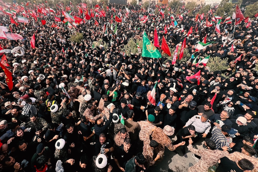 Una foto diffusa dall’ufficio del leader supremo iraniano mostra alcuni iraniani che partecipano alla cerimonia funebre del defunto leader supremo iraniano, l’ayatollah Ali Khamenei, nella città di Qom, in Iran, il 7 luglio 2026. L’Iran terrà un funerale di Stato della durata di più giorni, dal 4 al 9 luglio 2026, per il leader supremo iraniano assassinato il 28 febbraio. (EPA)