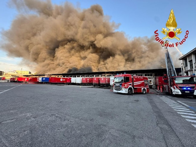 Milano, a fuoco capannone BRT