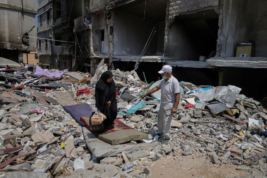 Amira Hejazieh cammina tra le macerie di un edificio distrutto da un attacco aereo israeliano, dopo l’esodo causato dalla guerra, in seguito all’accordo tra Israele e Libano, a Tiro, nel sud del Libano. (REUTERS/Zohra Bensemra)