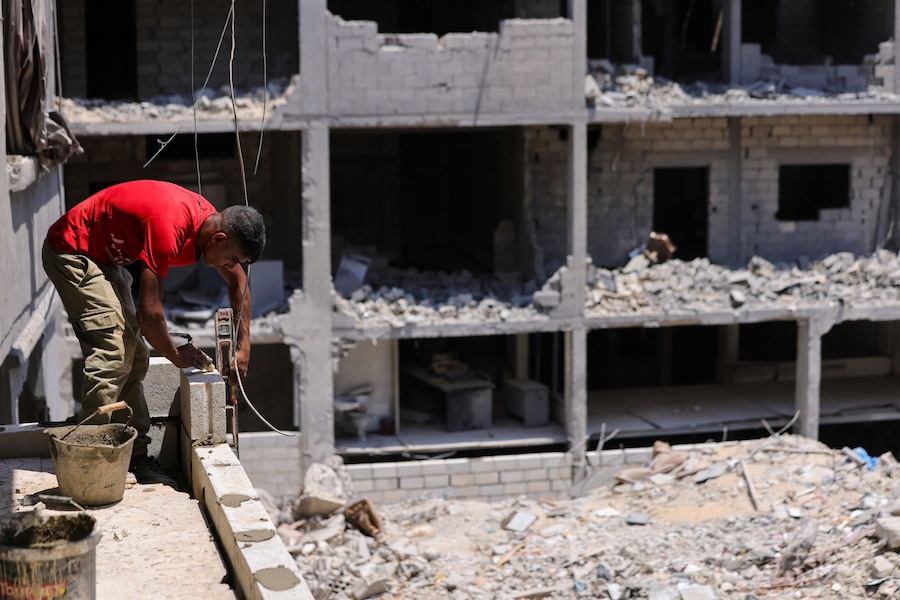Un muratore sta restaurando il balcone di un edificio distrutto da un attacco aereo israeliano, per consentire alla famiglia del proprietario di tornare a casa dopo essere stata sfollata durante la guerra, a Tiro, nel sud del Libano. (REUTERS/Zohra Bensemra)