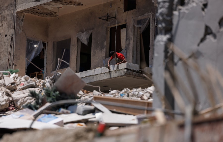 Un muratore sta restaurando il balcone di un edificio distrutto da un attacco aereo israeliano, per consentire alla famiglia del proprietario di tornare a casa dopo essere stata sfollata durante la guerra, in seguito all'accordo tra Israele e Libano, a Tiro, nel sud del Libano. (REUTERS/Zohra Bensemra)