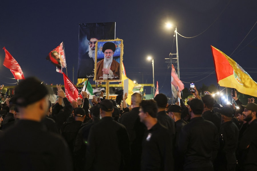 La gente si raduna a Najaf, in Iraq, in occasione del corteo funebre in memoria del defunto leader supremo iraniano, l'ayatollah Ali Khamenei, ucciso il 28 febbraio in seguito a attacchi aerei israeliani e statunitensi. (REUTERS/Alaa Al-Marjani)