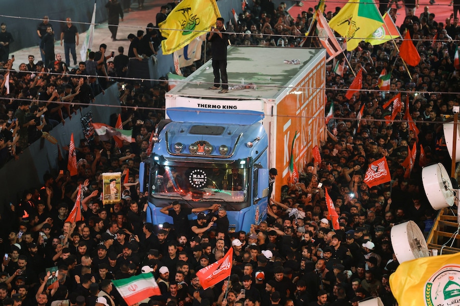 La gente si raduna il giorno del corteo funebre in onore del defunto leader supremo iraniano, l’ayatollah Ali Khamenei, ucciso il 28 febbraio in seguito a attacchi aerei israeliani e statunitensi, a Karbala, in Iraq, il 9 luglio 2026. (REUTERS/Ahmed Saad)