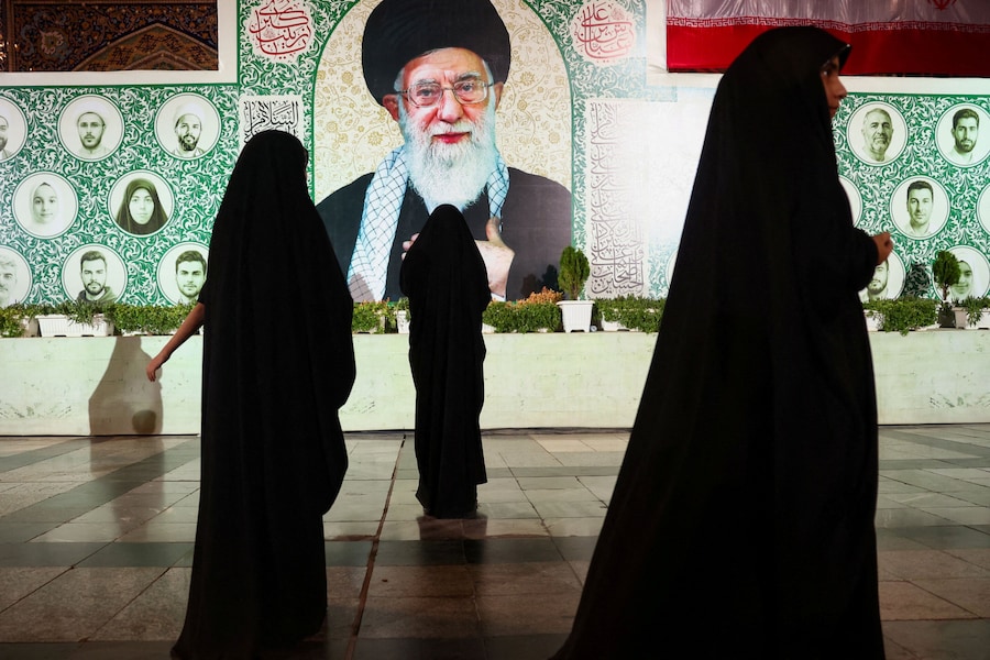 Alcune donne al Santuario dell’Imam Reza nel giorno del corteo funebre e della sepoltura del defunto Leader Supremo dell’Iran, l’Ayatollah Ali Khamenei, ucciso il 28 febbraio in seguito a attacchi aerei israeliani e statunitensi, a Mashhad, in Iran, il 9 luglio 2026. (Majid Asgaripour/WANA (West Asia News Agency) via REUTERS)