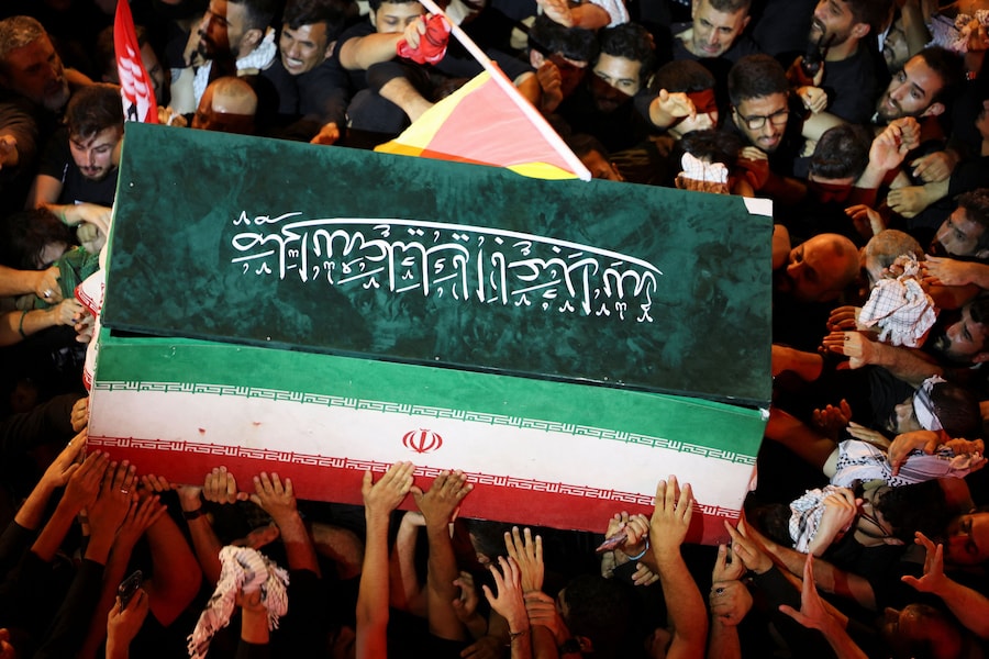 La folla trasporta la bara del defunto leader supremo iraniano, l’ayatollah Ali Khamenei, ucciso il 28 febbraio in seguito a attacchi aerei israeliani e statunitensi, durante il corteo funebre a Karbala, in Iraq, il 9 luglio 2026. (REUTERS/Ahmed Saad)