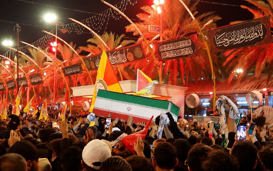 La folla trasporta la bara del defunto leader supremo iraniano, l’ayatollah Ali Khamenei, ucciso il 28 febbraio in seguito a attacchi aerei israeliani e statunitensi, durante un corteo funebre a Karbala, in Iraq, il 9 luglio 2026. (REUTERS/Khalid Al-Mousily)