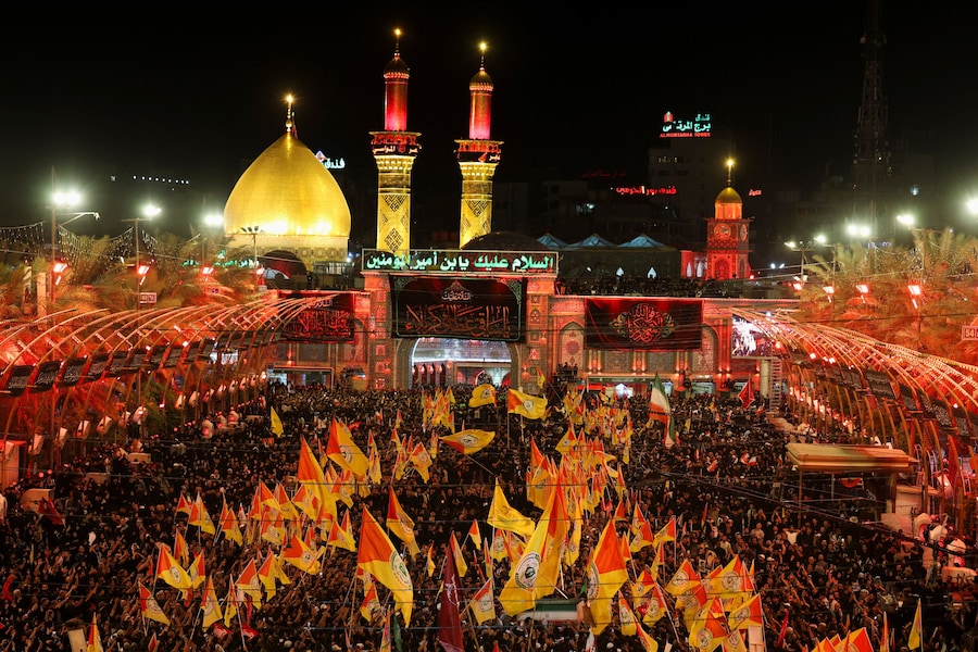 La gente partecipa al corteo funebre in memoria del defunto leader supremo iraniano, l’ayatollah Ali Khamenei, ucciso il 28 febbraio in seguito a attacchi aerei israeliani e statunitensi, a Karbala, in Iraq, il 9 luglio 2026. (REUTERS/Ahmed Saad)