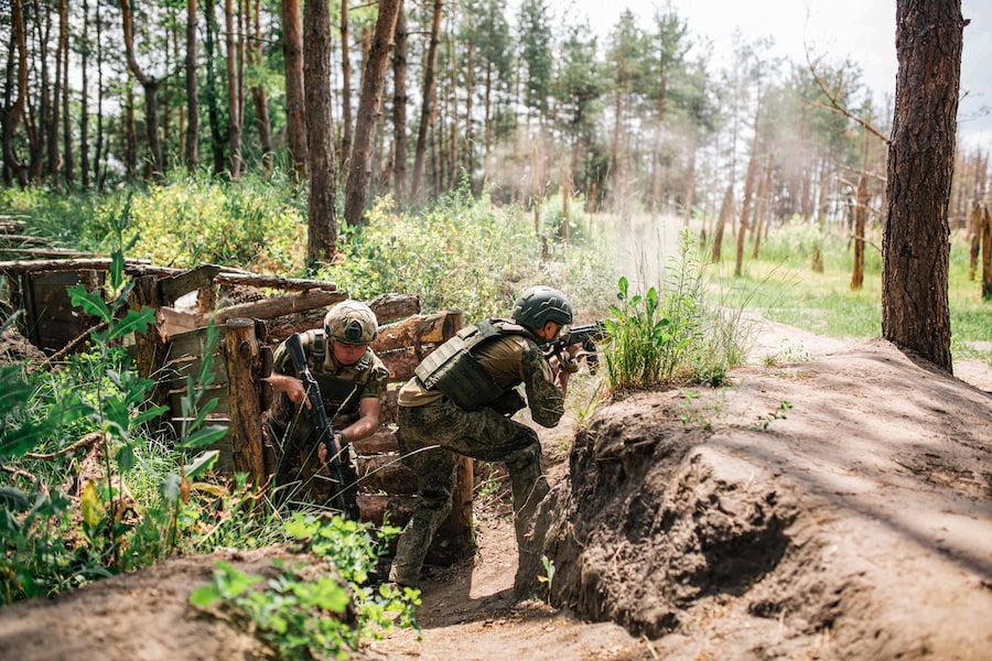 Un'immagine fissa tratta da un video diffuso dall'ufficio stampa del Ministero della Difesa russo mostra militari russi mentre si addestrano in un poligono di addestramento a terra in una località non specificata in Ucraina (diffusa l'8 luglio 2026). EPA/UFFICIO STAMPA DEL MINISTERO DELLA DIFESA RUSSO (EPA)