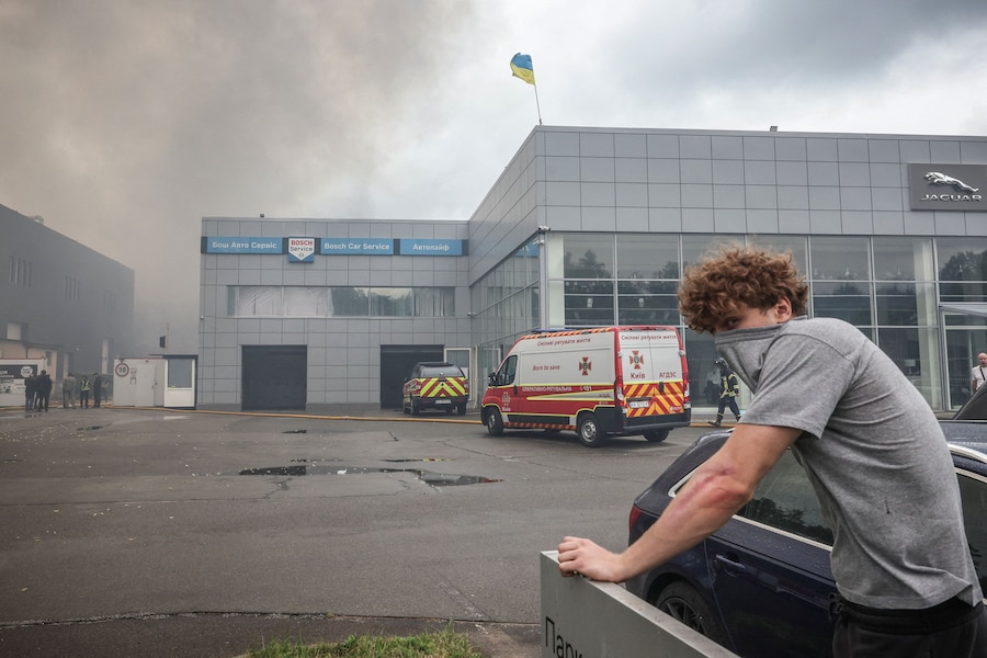 Un uomo si copre il volto sul luogo di un attacco sferrato da un drone russo mentre il fumo sale, nel contesto dell'offensiva russa contro l'Ucraina, a Kiev, Ucraina, l'8 luglio 2026. REUTERS/Alina Smutko (REUTERS)