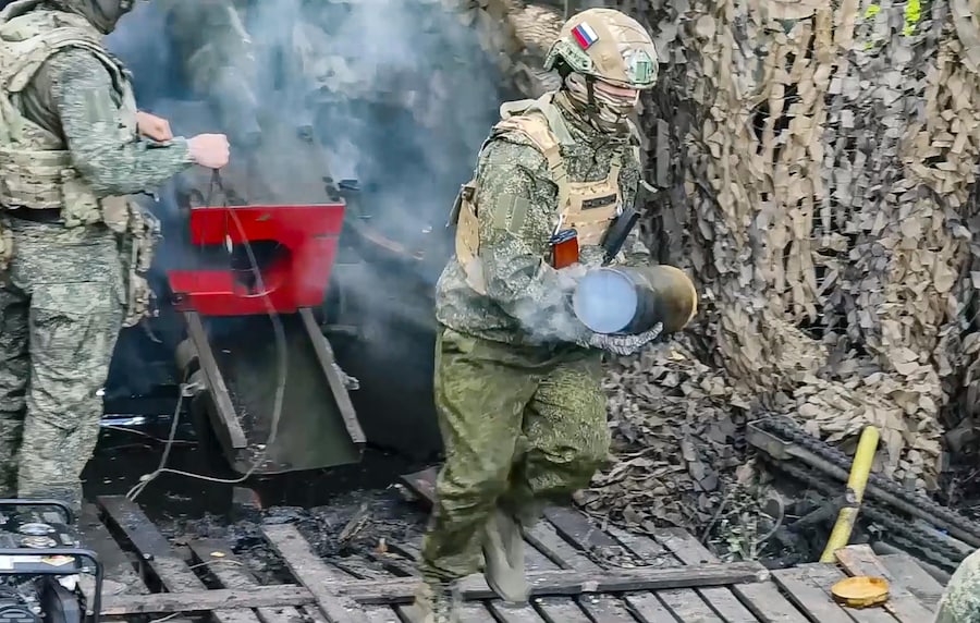 Un'immagine fissa tratta da un video diffuso dall'ufficio stampa del Ministero della Difesa russo mostra militari russi mentre sparano con l'obice D-20 da 152 mm in una località non specificata dell'Ucraina (diffusa l'8 luglio 2026). EPA/UFFICIO STAMPA DEL MINISTERO DELLA DIFESA RUSSO (EPA)