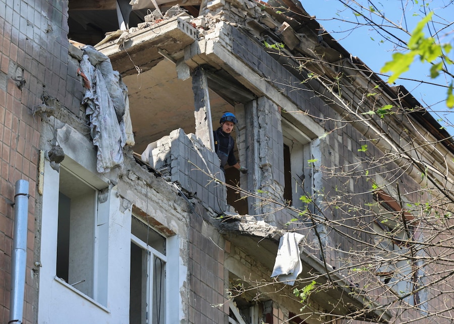 Un edificio danneggiato nel luogo in cui la Russia ha sferrato un attacco contro una zona residenziale a Kharkiv, in Ucraina, l’8 luglio 2026, nel corso dell’invasione russa ancora in corso. Secondo quanto riferito dal sindaco di Kharkiv, Ihor Terekhov, almeno due persone sono morte e altre 29 sono rimaste ferite a seguito degli attacchi missilistici russi a Kharkiv. EPA/SERGEY KOZLOV (EPA)
