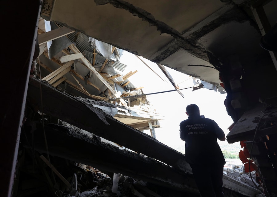 Un esperto ucraino al lavoro sul luogo di un attacco russo contro una zona residenziale a Kharkiv, in Ucraina, l’8 luglio 2026, nel corso dell’invasione russa in corso. Secondo quanto riferito dal sindaco di Kharkiv, Ihor Terekhov, almeno due persone sono morte e altre 29 sono rimaste ferite a seguito degli attacchi missilistici russi a Kharkiv. EPA/SERGEY KOZLOV (EPA)