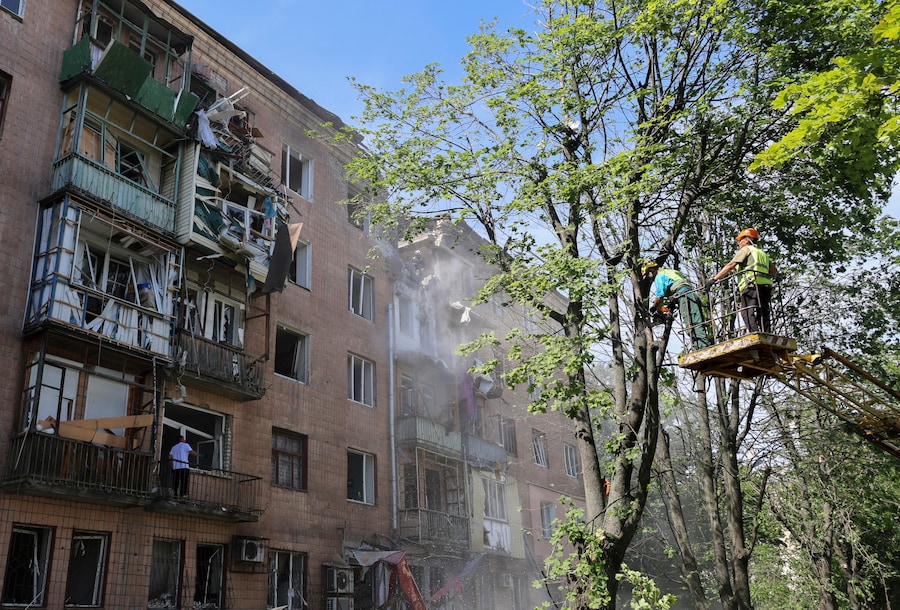I soccorritori ucraini operano sul luogo di un attacco russo contro una zona residenziale a Kharkiv, in Ucraina, l'8 luglio 2026, nel contesto dell'invasione russa ancora in corso. Secondo quanto riferito dal sindaco di Kharkiv, Ihor Terekhov, almeno due persone sono morte e altre 29 sono rimaste ferite a seguito degli attacchi missilistici russi a Kharkiv. EPA/SERGEY KOZLOV (EPA)
