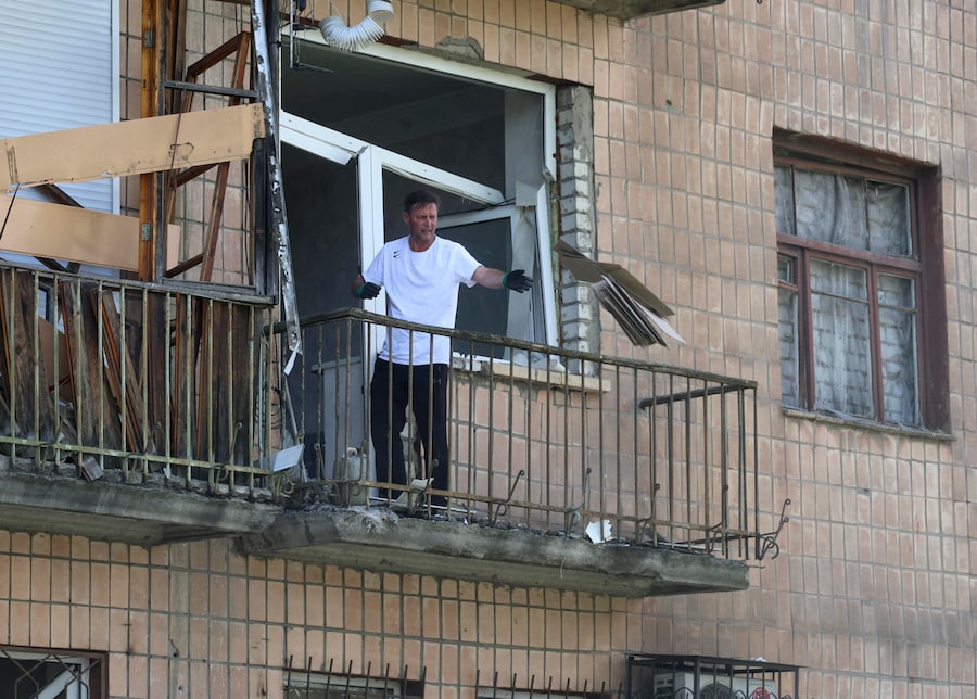 Una persona rimuove i detriti sul luogo di un attacco russo contro una zona residenziale a Kharkiv, in Ucraina, l'8 luglio 2026, nel contesto dell'invasione russa ancora in corso. Secondo quanto riferito dal sindaco di Kharkiv, Ihor Terekhov, almeno due persone sono morte e altre 29 sono rimaste ferite a seguito degli attacchi missilistici russi a Kharkiv. EPA/SERGEY KOZLOV (EPA)