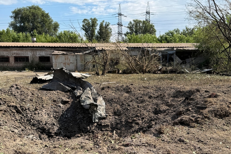 I soccorritori ucraini sono all’opera sul luogo di un attacco russo a Zaporizhzhia, in Ucraina, l’8 luglio 2026, nel contesto dell’invasione russa ancora in corso. Secondo il Servizio statale di emergenza, almeno tre persone sono rimaste ferite dopo che le forze russe hanno sferrato attacchi aerei con bombe guidate sulla città di Zaporizhzhia. EPA/DARYNA NAUMOVA (EPA)