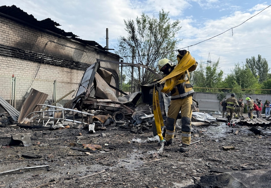 I soccorritori ucraini sono al lavoro sul luogo di un attacco russo a Zaporizhzhia, in Ucraina, l'8 luglio 2026, nel contesto dell'invasione russa ancora in corso. Secondo il Servizio statale di emergenza, almeno tre persone sono rimaste ferite dopo che le forze russe hanno sferrato attacchi aerei con bombe guidate sulla città di Zaporizhzhia. EPA/DARYNA NAUMOVA (EPA)
