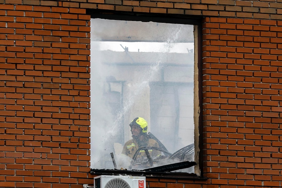 Un soccorritore ucraino opera sul luogo di un attacco sferrato da un drone russo contro un edificio a Kiev, in Ucraina, l’8 luglio 2026, nel corso dell’invasione russa. Il Servizio statale di emergenza dell’Ucraina ha riferito che almeno due persone sono state uccise e diverse altre ferite a seguito dell’attacco russo contro un deposito. EPA/SERGEY DOLZHENKO (EPA)