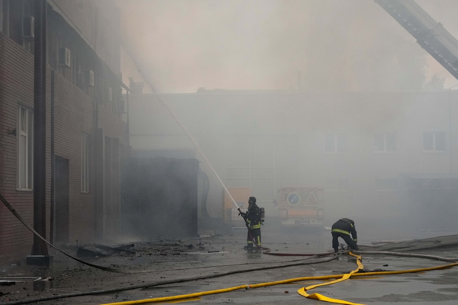 I vigili del fuoco hanno spento un incendio divampato in un'azienda privata a seguito di un attacco con droni russi a Kiev, in Ucraina. (Foto AP/Efrem Lukatsky) (APN)
