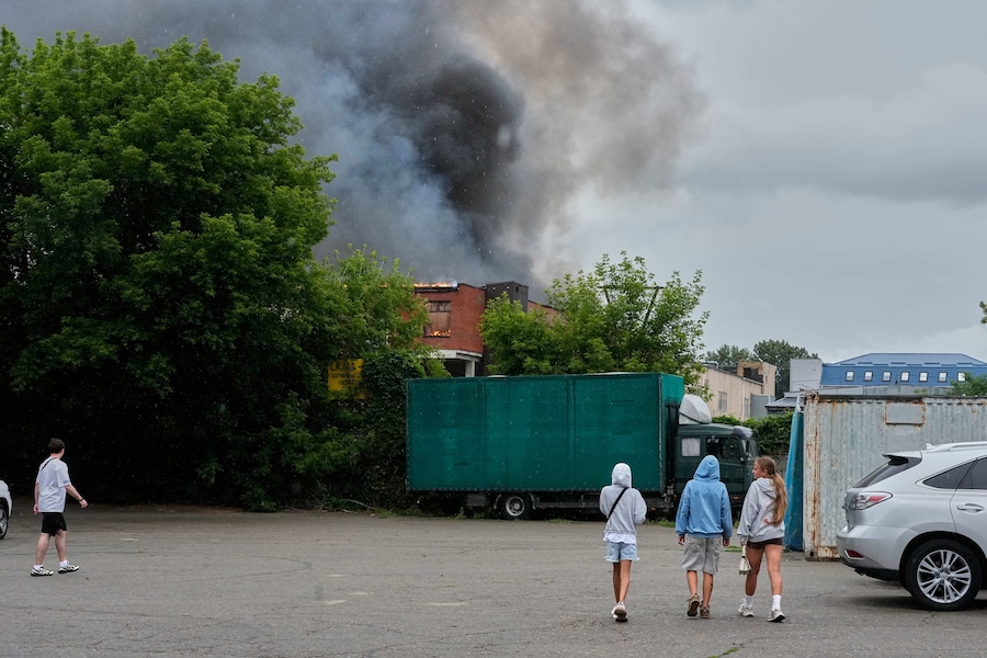 La gente osserva un'azienda privata in fiamme dopo l'attacco con droni russi a Kiev, in Ucraina, mercoledì 8 luglio 2026. (AP Photo/Efrem Lukatsky) (APN)