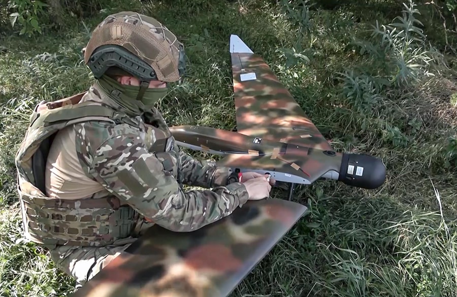 Un'immagine fissa tratta da un video fornito dall'ufficio stampa del Ministero della Difesa russo mostra un militare russo mentre lancia un drone da ricognizione in una località non specificata in Ucraina (diffusa l'8 luglio 2026). EPA/UFFICIO STAMPA DEL MINISTERO DELLA DIFESA RUSSO (EPA)