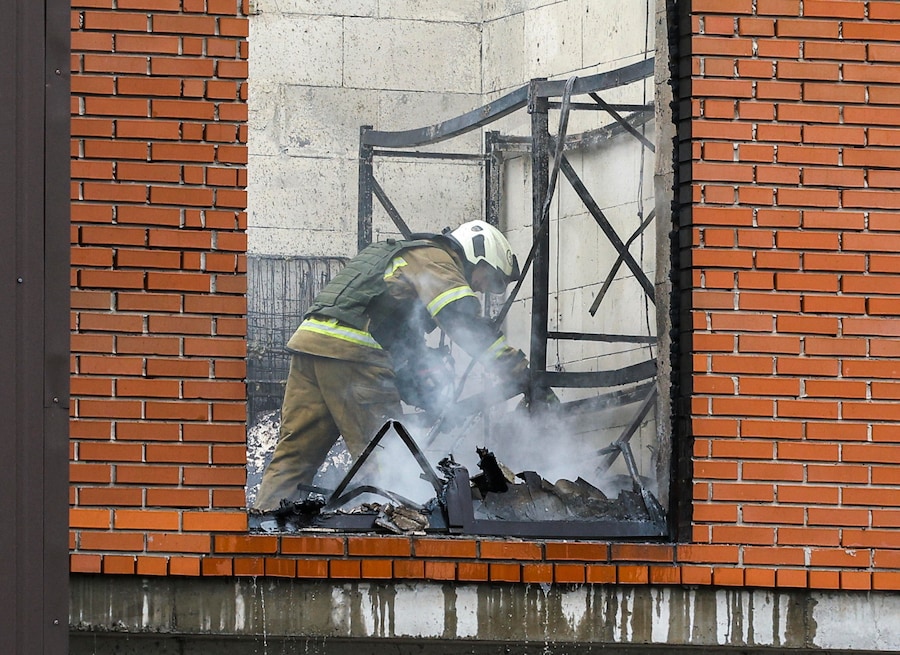 Un soccorritore ucraino opera sul luogo di un attacco sferrato da un drone russo contro un edificio a Kiev, in Ucraina, l’8 luglio 2026, nel corso dell’invasione russa. Il Servizio statale di emergenza dell’Ucraina ha riferito che almeno due persone sono state uccise e diverse altre ferite a seguito dell’attacco russo contro un deposito. EPA/SERGEY DOLZHENKO (EPA)