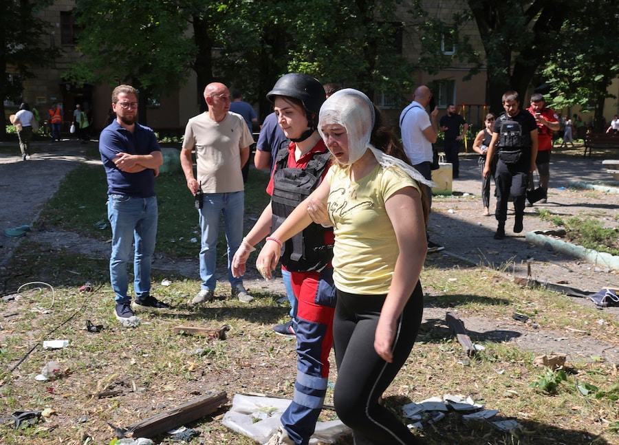 Un operatore sanitario soccorre una donna ferita sul luogo di un attacco russo contro una zona residenziale a Kharkiv, in Ucraina, l'8 luglio 2026, nel contesto dell'invasione russa ancora in corso. Secondo quanto riferito dal sindaco di Kharkiv, Ihor Terekhov, almeno due persone sono morte e altre 29 sono rimaste ferite a seguito degli attacchi missilistici russi a Kharkiv. EPA/SERGEY KOZLOV (EPA)