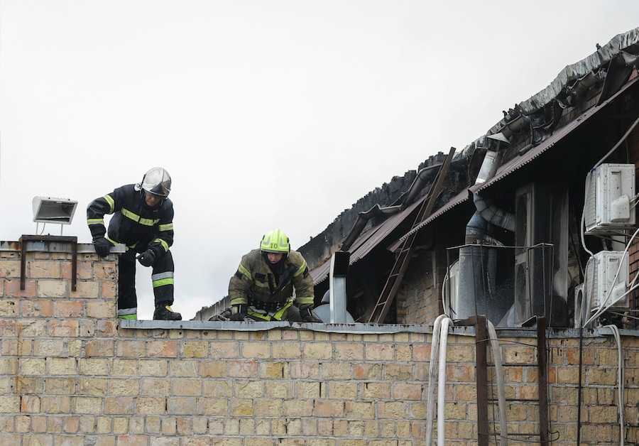 I soccorritori ucraini sono all’opera sul luogo di un attacco sferrato da un drone russo contro un edificio a Kiev, in Ucraina, l’8 luglio 2026, nel corso dell’invasione russa. Il Servizio statale di emergenza dell’Ucraina ha riferito che almeno due persone sono state uccise e diverse altre ferite a seguito dell’attacco russo contro un deposito. EPA/SERGEY DOLZHENKO (EPA)