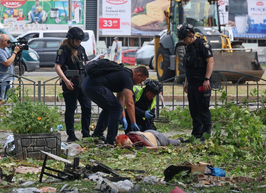 Agenti di polizia ucraini esaminano il corpo di una vittima sul luogo di un attacco russo contro una zona residenziale a Kharkiv, in Ucraina, l'8 luglio 2026, nel contesto dell'invasione russa in corso. Secondo quanto riferito dal sindaco di Kharkiv, Ihor Terekhov, almeno due persone sono morte e altre 29 sono rimaste ferite a seguito degli attacchi missilistici russi a Kharkiv. EPA/SERGEY KOZLOV (EPA)