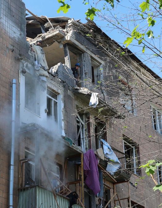 I soccorritori ucraini operano sul luogo di un attacco russo contro una zona residenziale a Kharkiv, in Ucraina, l'8 luglio 2026, nel contesto dell'invasione russa in corso. Secondo quanto riferito dal sindaco di Kharkiv, Ihor Terekhov, almeno due persone sono morte e altre 29 sono rimaste ferite a seguito degli attacchi missilistici russi a Kharkiv. EPA/SERGEY KOZLOV (EPA)