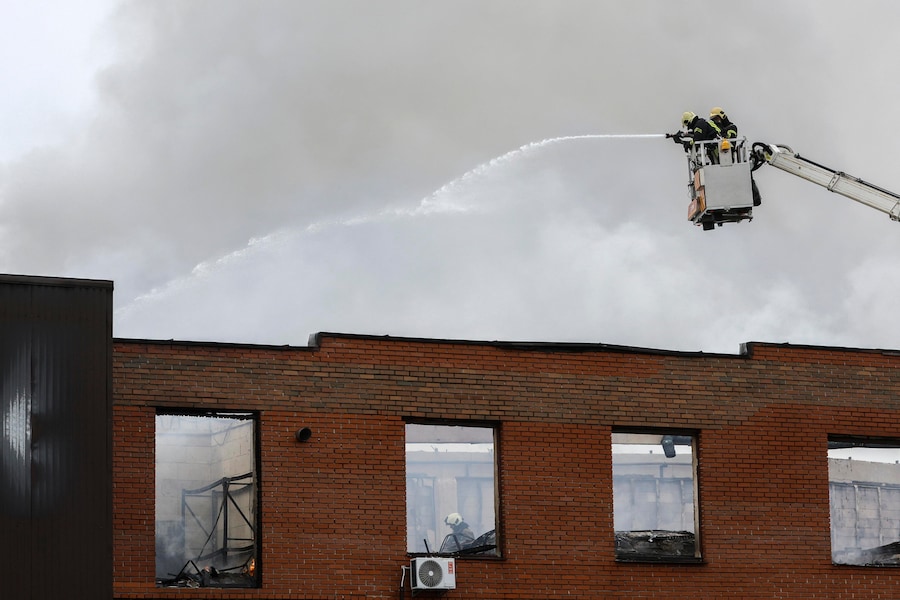 I soccorritori ucraini sono all’opera sul luogo di un attacco sferrato da un drone russo contro un edificio a Kiev, in Ucraina, l’8 luglio 2026, nel corso dell’invasione russa. Il Servizio statale di emergenza dell’Ucraina ha riferito che almeno due persone sono state uccise e diverse altre ferite a seguito dell’attacco russo contro un deposito. EPA/SERGEY DOLZHENKO (EPA)