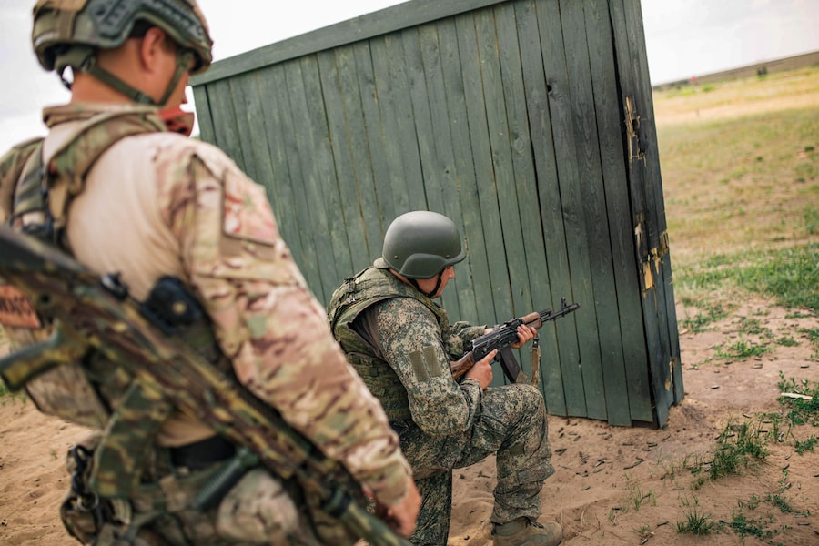 Un'immagine fissa tratta da un video diffuso dall'ufficio stampa del Ministero della Difesa russo mostra militari russi mentre si addestrano presso un poligono di addestramento terrestre in una località non specificata dell'Ucraina (diffusa l'8 luglio 2026). EPA/UFFICIO STAMPA DEL MINISTERO DELLA DIFESA RUSSO (EPA)