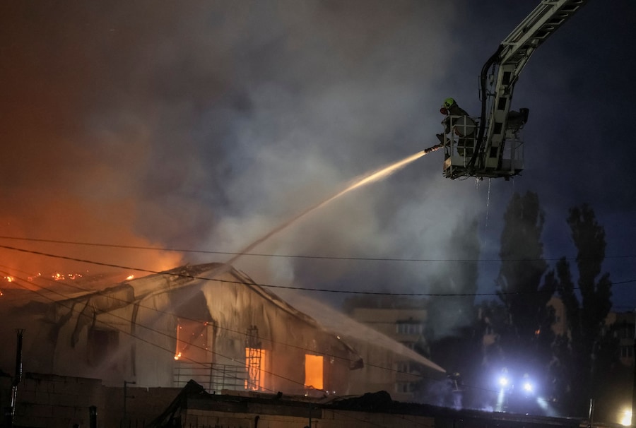 Un pompiere interviene sul luogo di un attacco missilistico russo, Ucraina. (REUTERS/Gleb Garanich)