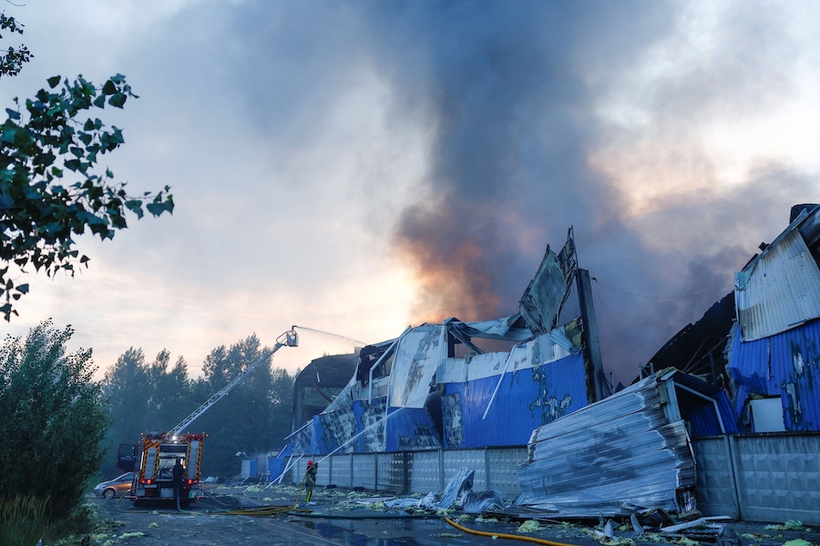 I vigili del fuoco intervengono sul luogo dei magazzini di generi alimentari e bevande colpiti da un attacco missilistico russo avvenuto durante la notte, nel contesto dell’offensiva russa contro l’Ucraina, a Kiev. (REUTERS/Valentyn Ogirenko)