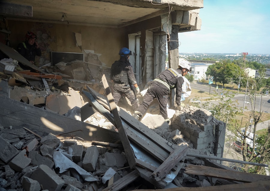 I soccorritori ispezionano il luogo in cui un condominio è stato colpito da un missile russo, nel contesto dell'attacco della Russia all'Ucraina, a Kharkiv. (REUTERS/Sofiia Gatilova)
