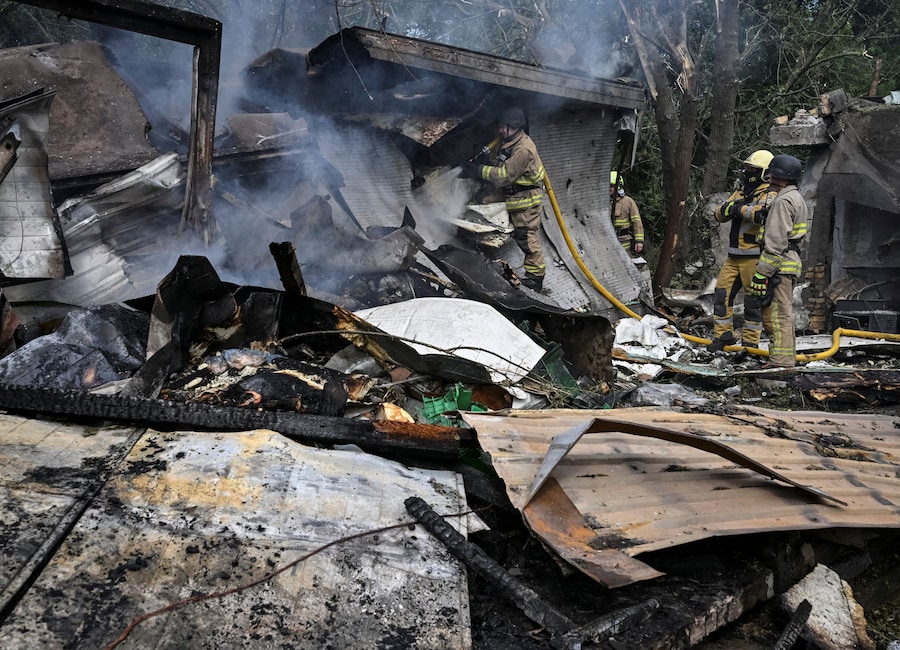 I soccorritori sono al lavoro sul luogo di un attacco aereo russo, a Zaporizhzhia, in Ucraina. (REUTERS/Stringer)