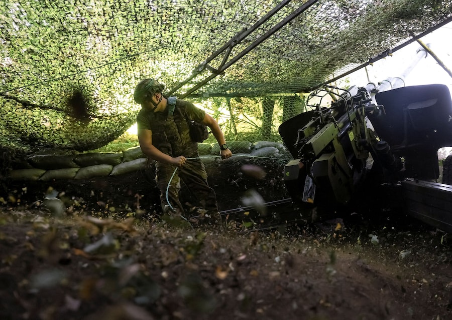 Un militare della 15ª Brigata “Kara-Dag” dell’Incarico Operativo della Guardia Nazionale ucraina spara con un obice da 152 mm 2A65 Msta-B contro le truppe russe, nel corso dell’attacco della Russia all’Ucraina, da una postazione nei pressi della città di Dobropillia, in prima linea, nella regione di Donetsk, Ucraina. (REUTERS/Anatolii Stepanov)